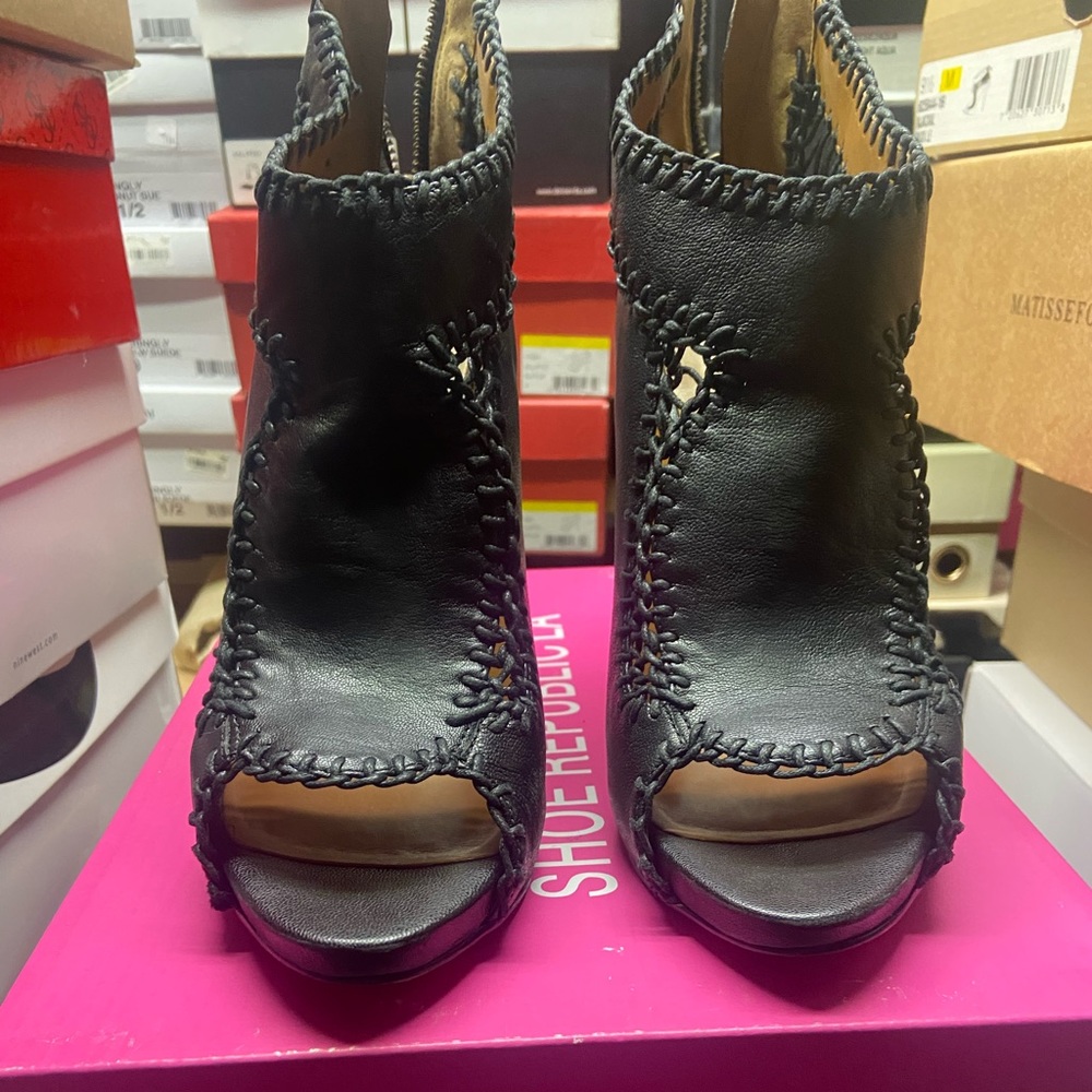 Nine West "VAJACKAL" Peep Toe Leather Rear Zip Booties. Worn once